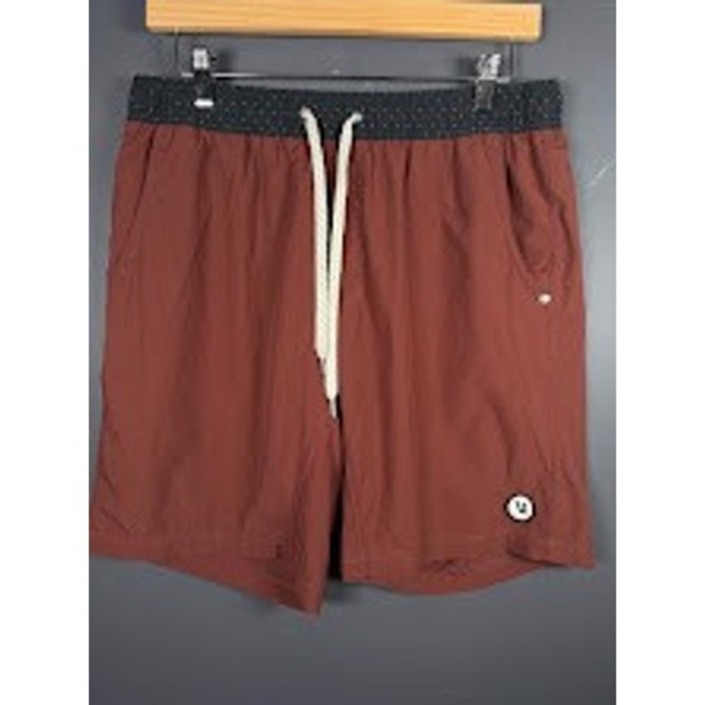 Vuori Banks Shorts Mens Medium Brick Red Clay Polka Dot Waist Performance 7.5"